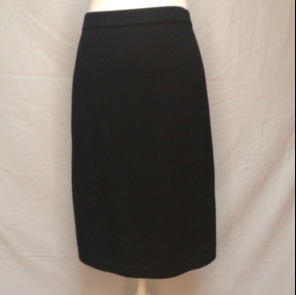 St. John Basics classic knit skirt like new